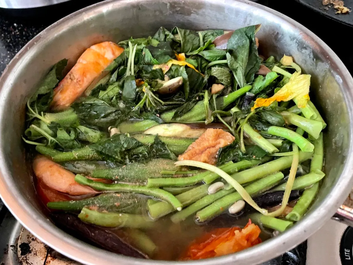 What Cultural Significance Does Dinengdeng Na Saluyot Hold in Filipino Cuisine?