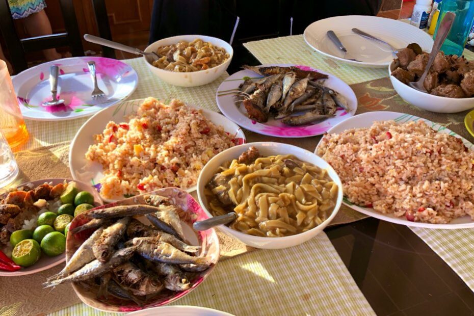 How Is a Filipino Breakfast Table Set Up?