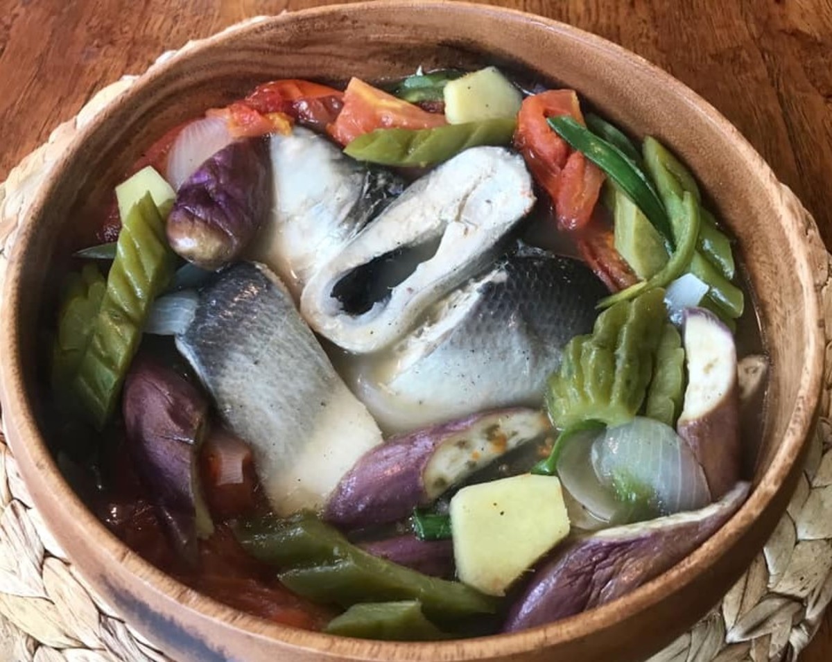 How Does the Paksiw (Steaming in Vinegar) Technique Enhance the Flavor of Seafood in Philippine Cuisine?